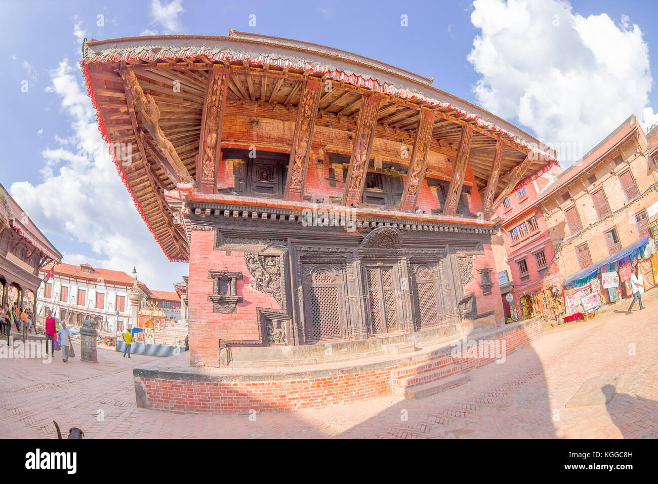 BHAKTAPUR, NÉPAL - 04 NOVEMBRE 2017 : ancien temple hindou dans la place Durbar à Bhaktapur, c'est la ville avec plus de temples pour la zone, effet oeil de poisson Banque D'Images BHAKTAPUR, NÉPAL - 04 NOVEMBRE 2017 : ancien temple hindou dans la place Durbar à Bhaktapur, c'est la ville avec plus de temples pour la zone, effet oeil de poisson Banque D'Images