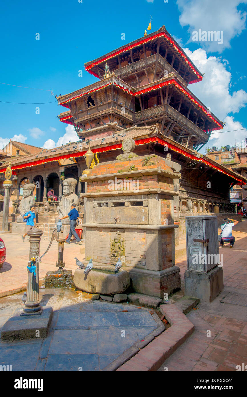 BHAKTAPUR, NÉPAL - 04 NOVEMBRE 2017 : des personnes non identifiées marchant dans l'ancien temple hindou sur la place Durbar à Bhaktapur, c'est la ville avec plus de temples pour la région Banque D'Images BHAKTAPUR, NÉPAL - 04 NOVEMBRE 2017 : des personnes non identifiées marchant dans l'ancien temple hindou sur la place Durbar à Bhaktapur, c'est la ville avec plus de temples pour la région Banque D'Images