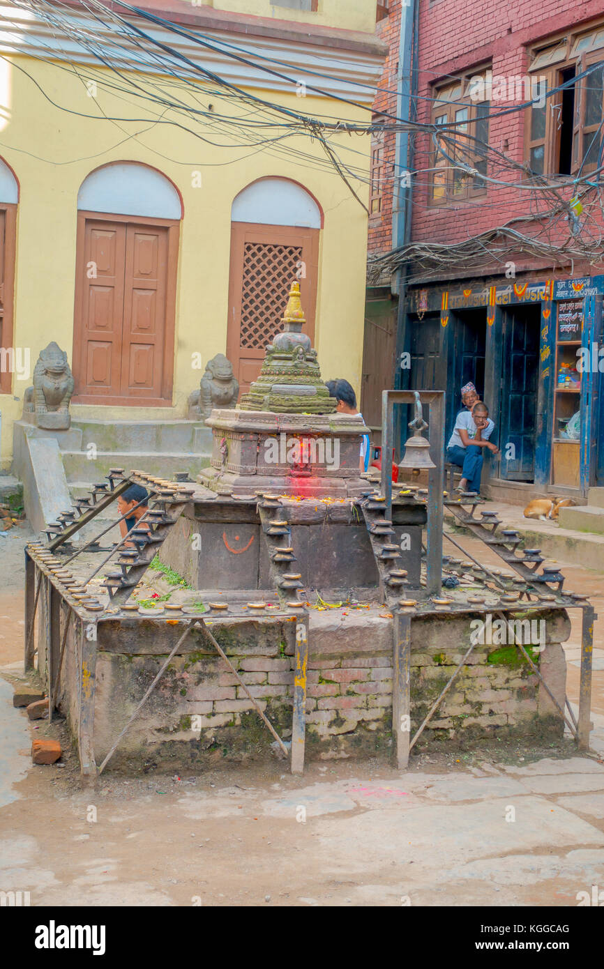 BHAKTAPUR, NÉPAL - 04 NOVEMBRE 2017 : Cloise up d'une structure lapidée à l'entrée de l'ancien temple hindou sur la place Durbar à Bhaktapur, c'est la ville avec plus de temples pour la zone Banque D'Images BHAKTAPUR, NÉPAL - 04 NOVEMBRE 2017 : Cloise up d'une structure lapidée à l'entrée de l'ancien temple hindou sur la place Durbar à Bhaktapur, c'est la ville avec plus de temples pour la zone Banque D'Images
