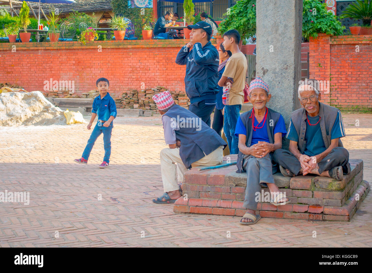 BHAKTAPUR, NÉPAL - 04 NOVEMBRE 2017 : personnes non identifiées à l'extérieur assis dans l'entrée de l'ancien temple hindou sur la place Durbar à Bhaktapur, c'est la ville avec plus de temples pour la région Banque D'Images BHAKTAPUR, NÉPAL - 04 NOVEMBRE 2017 : personnes non identifiées à l'extérieur assis dans l'entrée de l'ancien temple hindou sur la place Durbar à Bhaktapur, c'est la ville avec plus de temples pour la région Banque D'Images