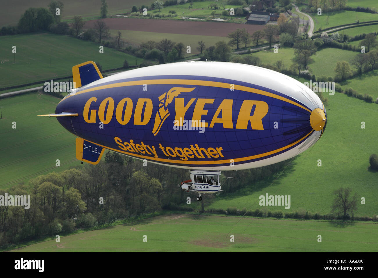 Air à air en vol Goodyear digible blimp / Airship G-TLEL Spirit of Safety vol en vol au-dessus de la campagne du Shropshire depuis Halfpenny Green. Banque D'Images