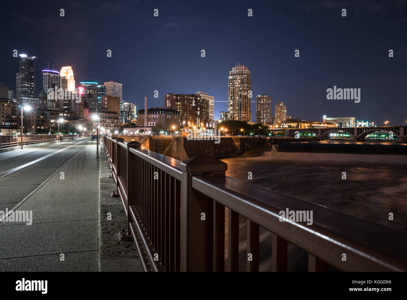 MINNEAPOLIS - 18 SEPTEMBRE : Skyline nocturne de Minneapolis depuis le pont Stone Arch Banque D'Images
