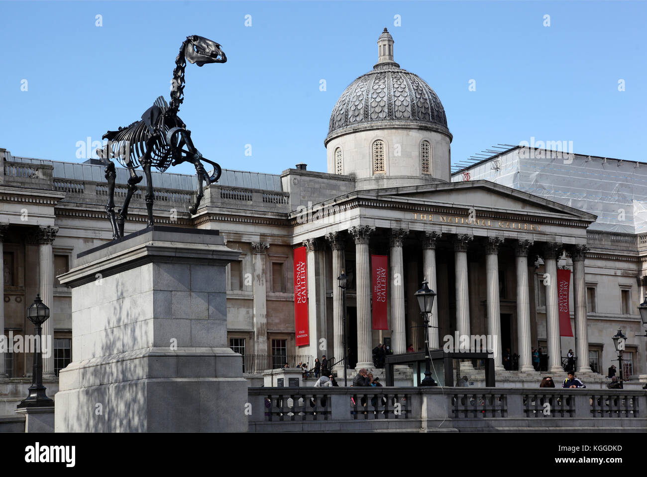 La National Portrait Gallery, Trafalgar square, London, UK avec 'cheval', par l'artiste Hans Haacke sur le quatrième socle au premier plan Banque D'Images