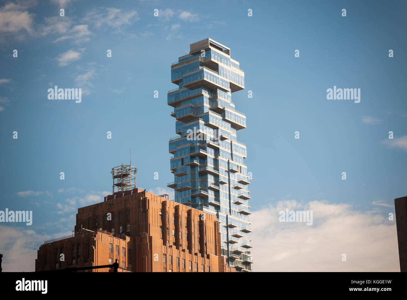 Le gratte-ciel condo à 56 leonard street menace l'ancien style art-déco interrupteur télécom verizon Building à 140 West street à new york le Jeudi, Novembre 2, 2017. 56 Leonard street, conçu par Herzog & de Meuron est 820 pieds de haut avec 145 appartements. (© richard b. levine) Banque D'Images