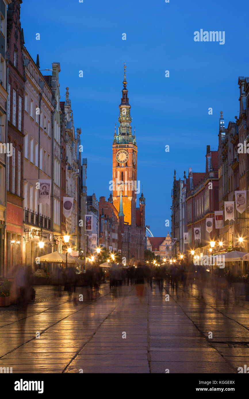 Vue de l'hôtel de ville principale et les touristes et la population locale en flânant sur le long lane à la principale ville (vieille ville) de Gdansk, en Pologne, dans la soirée. Banque D'Images