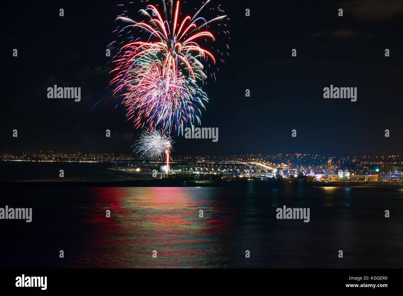 South Shields 2017 fireworks se reflétant dans la rivière Tyne vue de North Shields, tynemouth Banque D'Images