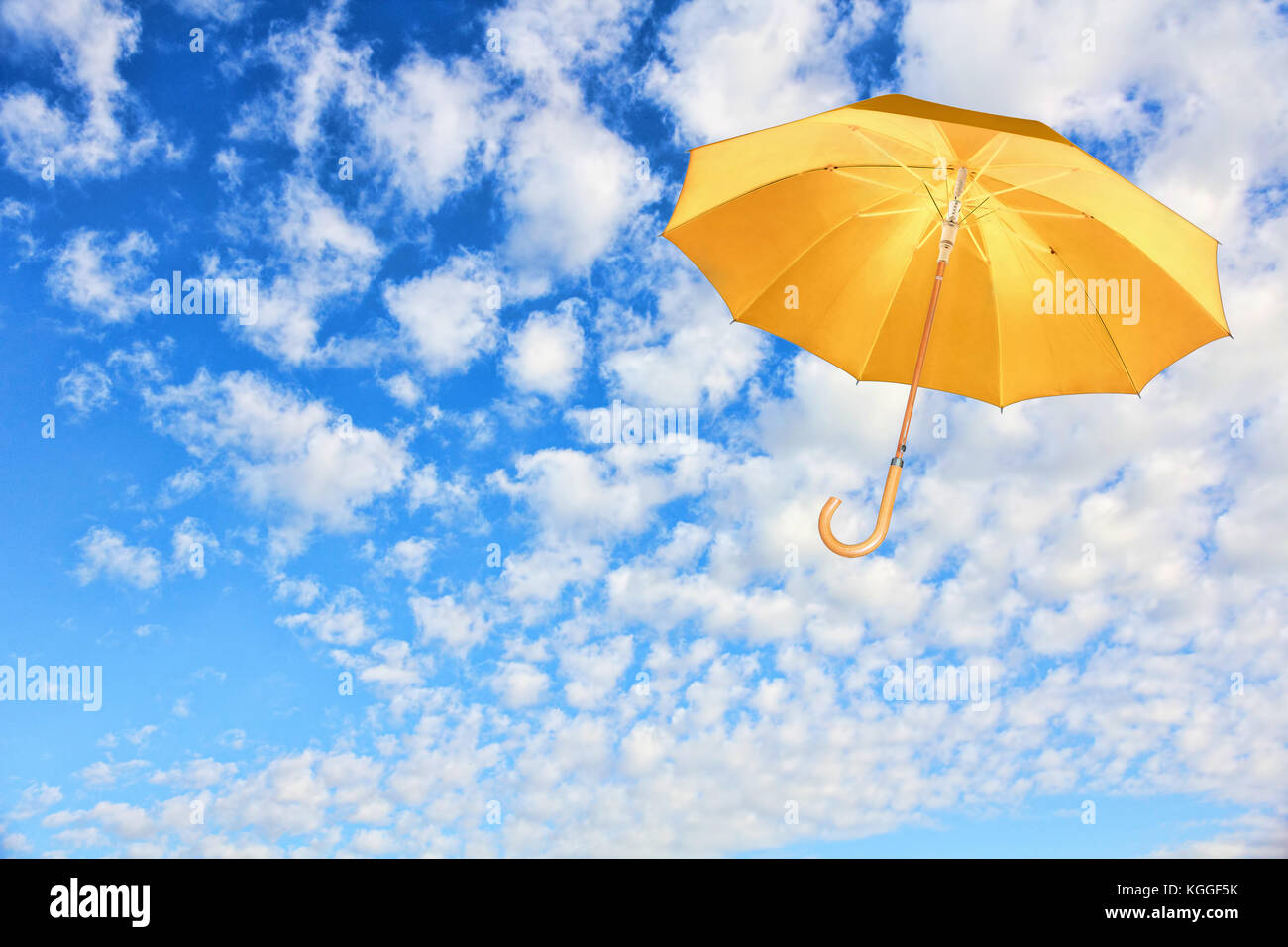 Parapluie ciel jaune va à l'encontre de nuages blancs.vent de changement.concept parapluie Mary Poppins. Banque D'Images