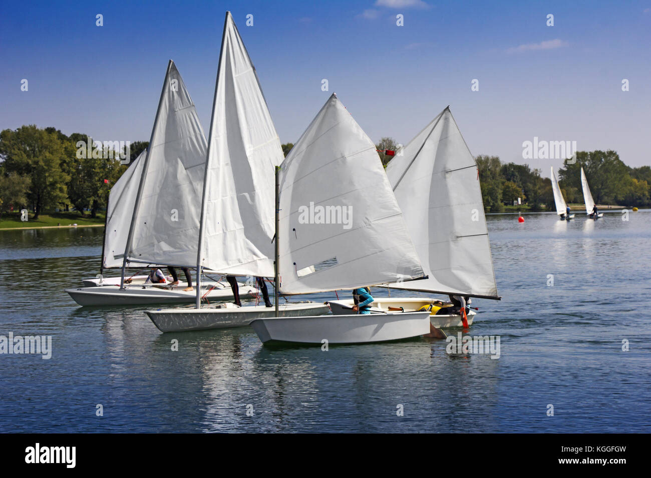 Voile sports dans beaucoup de petits bateaux sur le lac blanc Banque D'Images