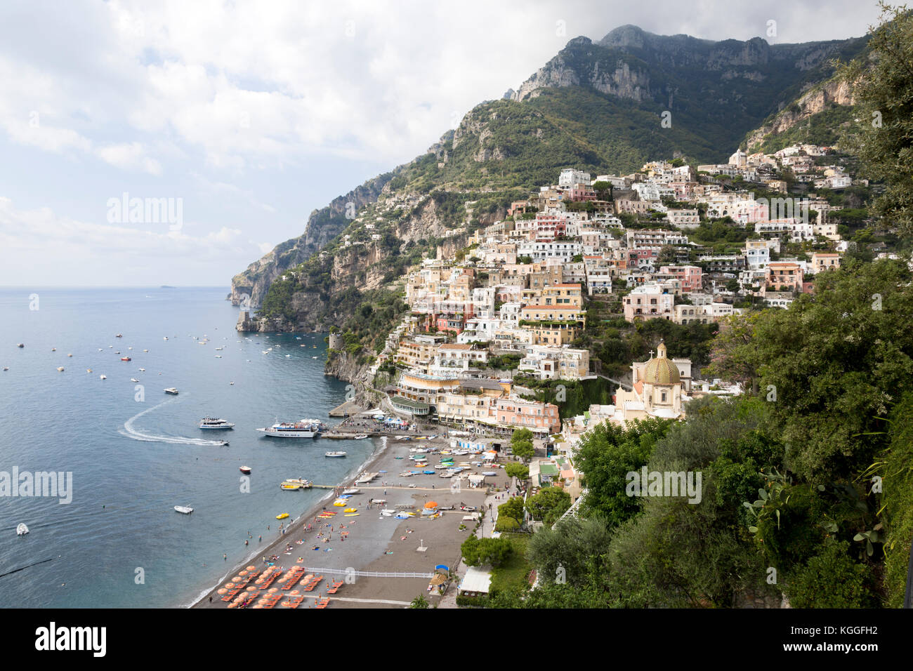 Vue de dessus de la ville côtière très prisée et Spiaggia Grande plage de Positano, Italie sur la célèbre côte amalfitaine. Banque D'Images
