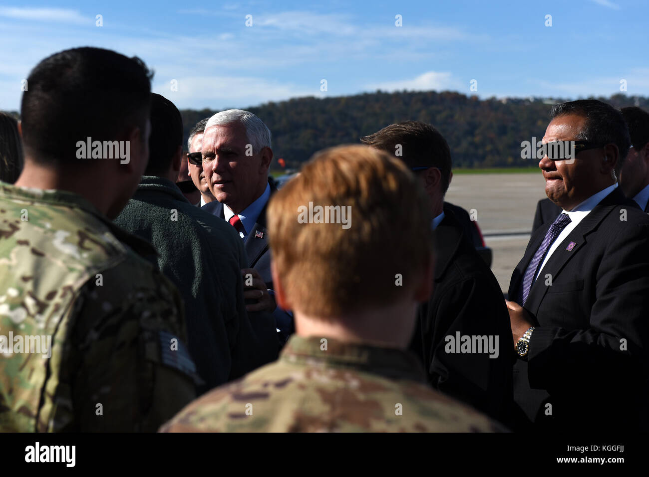 Vice-président Mike Pence se réunit avec 193e Escadre d'opérations spéciales de la Marine et de leurs familles, le 4 novembre 2017, à la 193ème ét, Middletown, New York. Banque D'Images