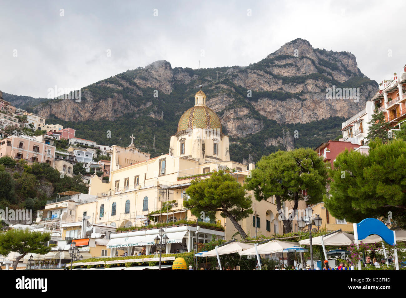 Santa Maria Assunta, église avec majorlica-sol carrelé dome sur la plage Spiaggia Grande à Positano en Italie. Plage populaire ville située le long de la côte amalfitaine. Banque D'Images