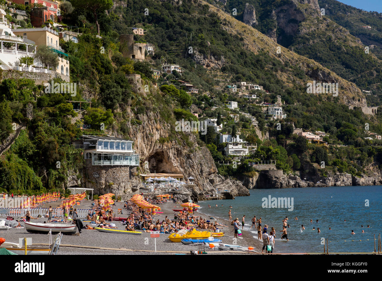 Scène de plage partielle dans Positano, Italie. Maisons le long de la colline. Positano est une plage populaire de la ville, le long de la célèbre côte amalfitaine. Banque D'Images