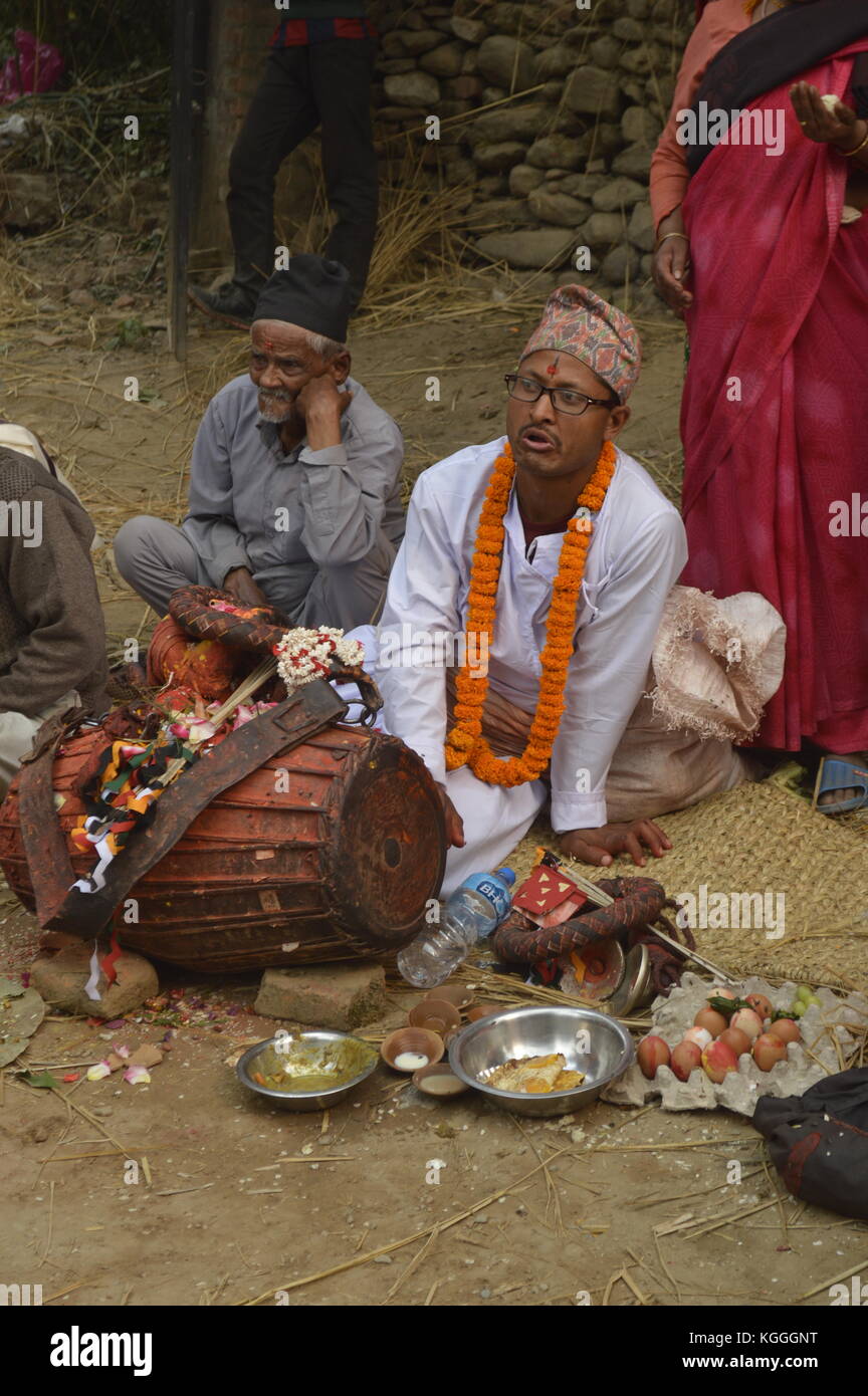Bindi hindou point sur les hommes népalais pendant le festival de Jatra à Panauti Népal. Homme regardant le festival, homme au tambour. Banque D'Images