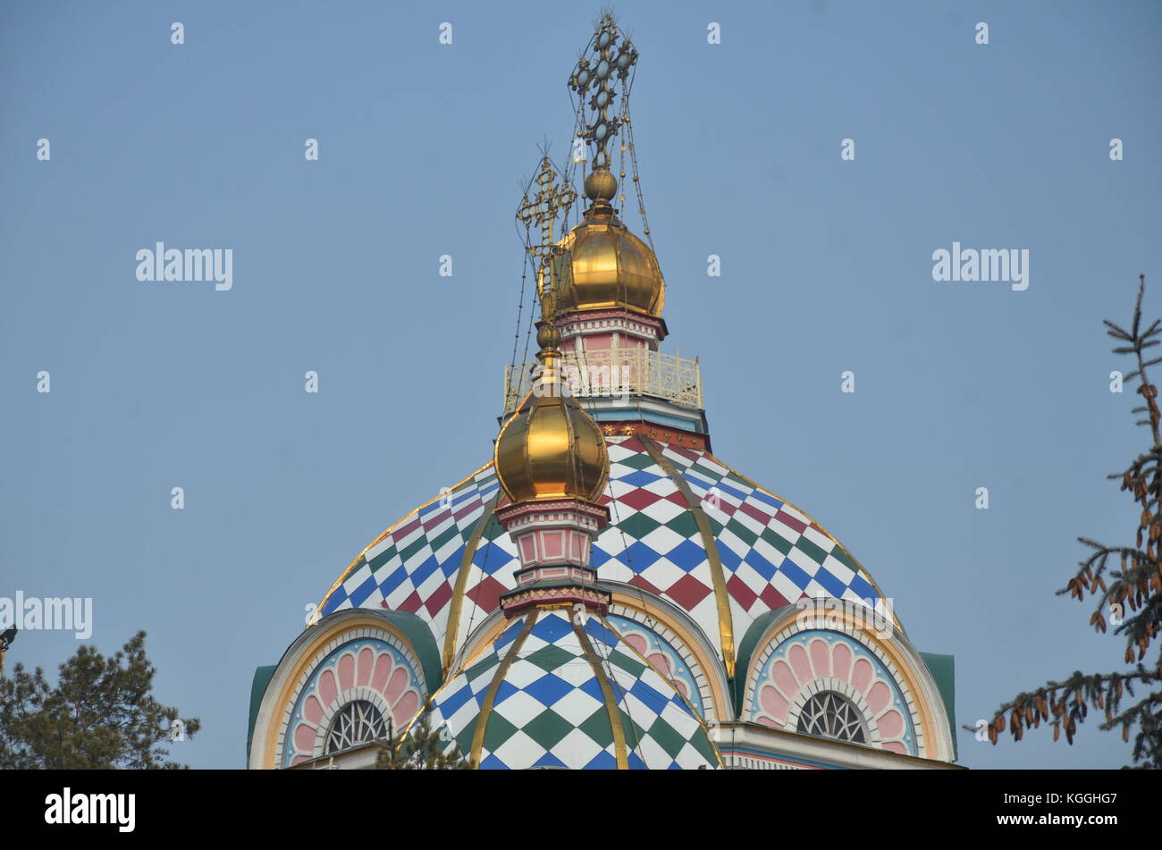 Tour de la cathédrale russe orthodoxe de Zenkov, 1907, dans le parc Panfilov, Almaty, Kazakhstan. Deuxième plus grand bâtiment en bois au monde. Banque D'Images