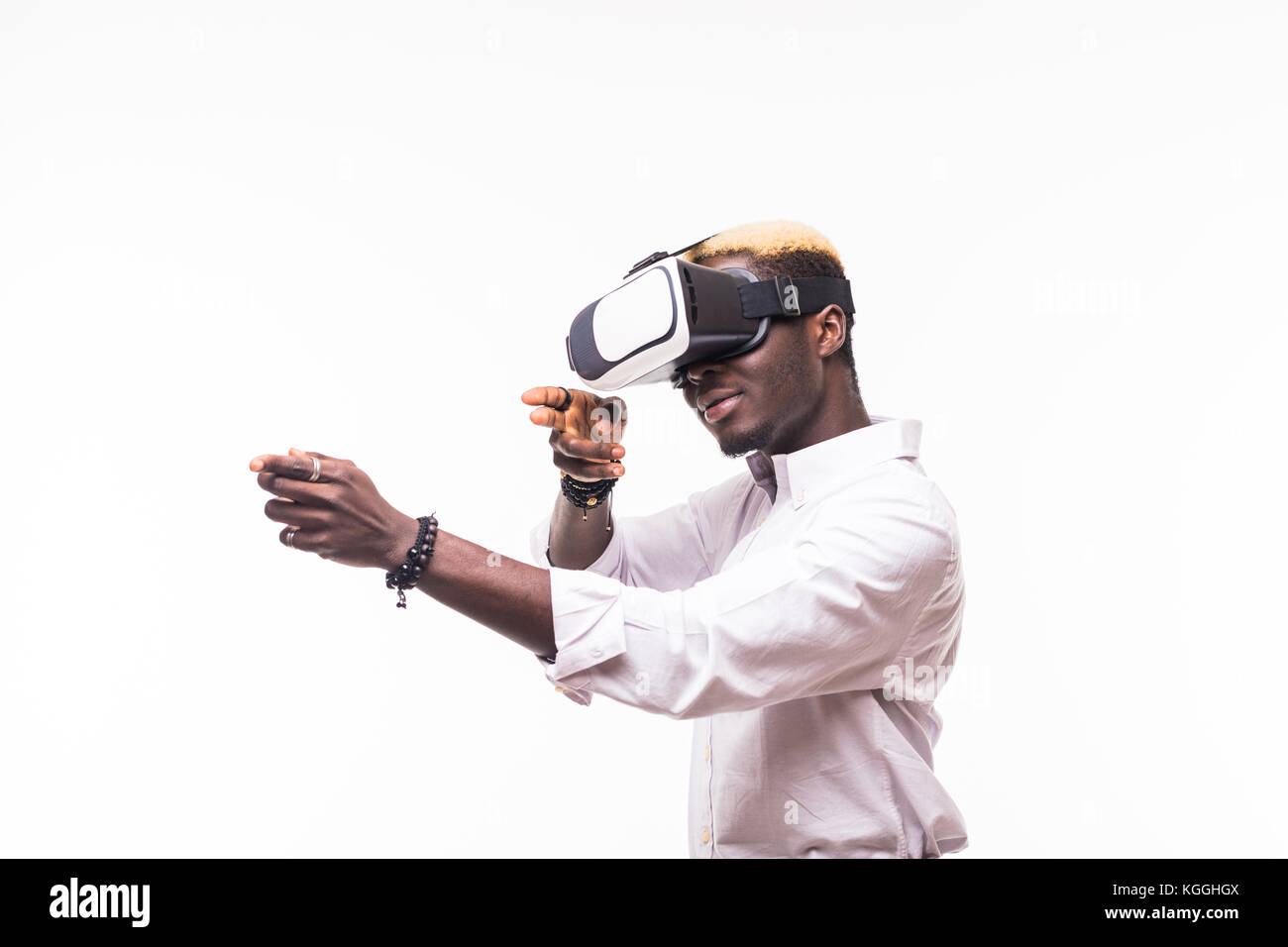 Les jeunes afro-américains et heureux homme portant des lunettes de réalité virtuelle vr profitant de jeu vidéo isolé sur fond clair dans l'innovation et des jeux Banque D'Images