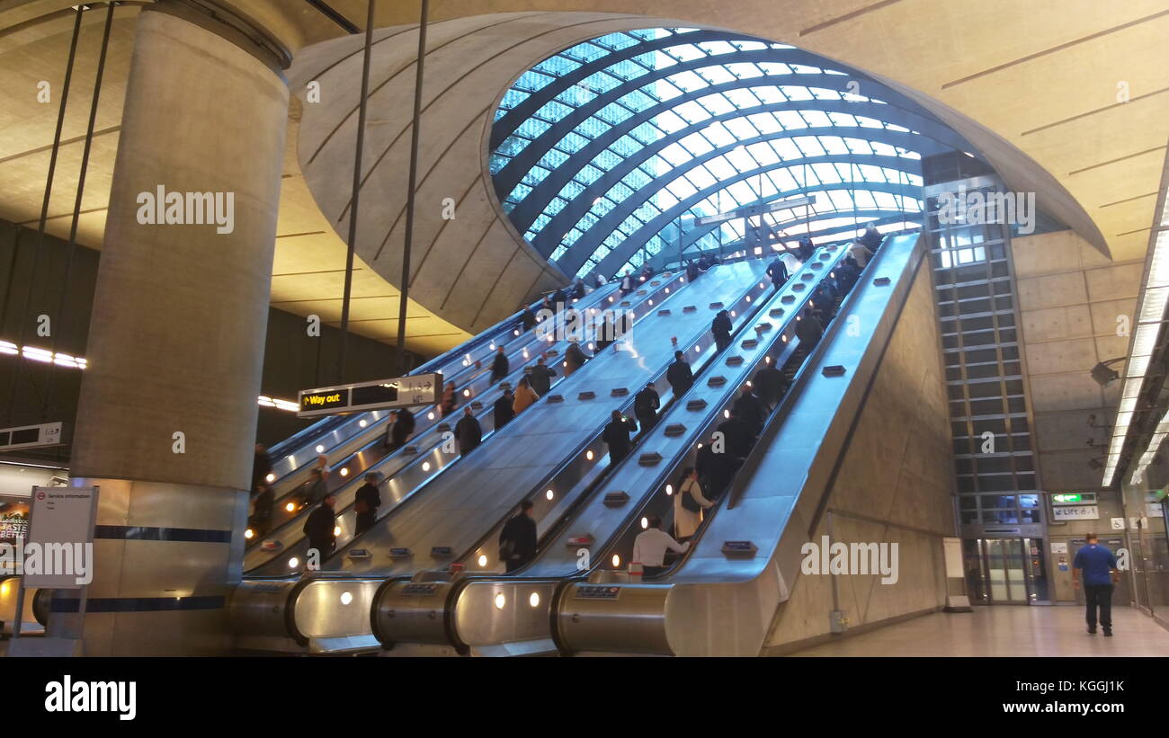 Londres, UK - oct 27, 2017 - les navetteurs de la station de métro de Canary Wharf. canary wharf est un nouveau quartier directionnel construit sur le vieux quai. Banque D'Images