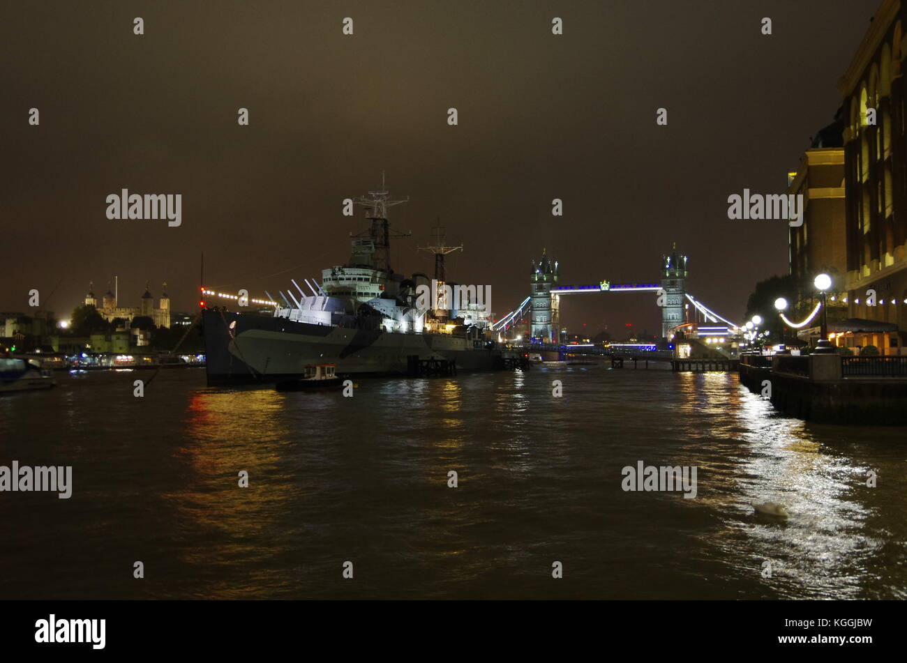 Vue de la nuit de l'HMS Belfast navire et de Tower Bridge à Londres Banque D'Images