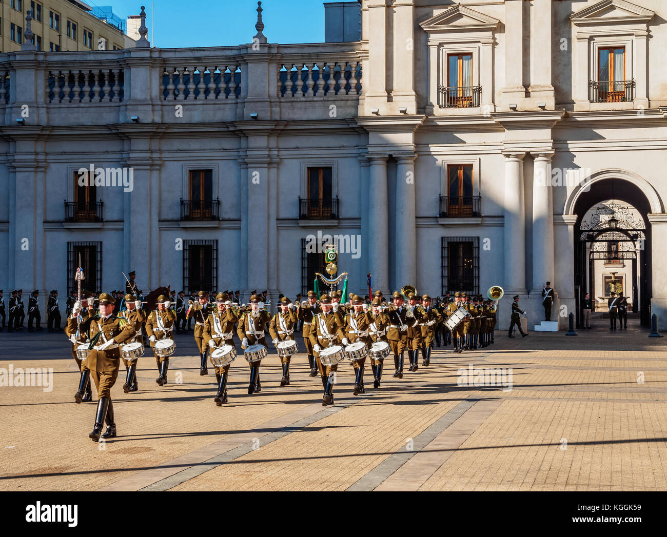 Changement de la garde au palais de la moneda, Plaza de la Constitucion, Santiago, Chili Banque D'Images