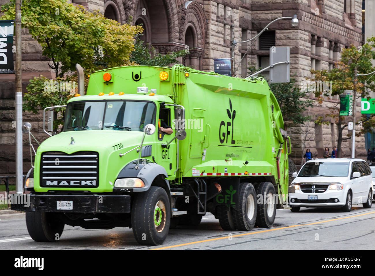 Toronto, Canada - oct 11, 2017 : green gfl environmental service camion dans la ville de Toronto, Canada Banque D'Images