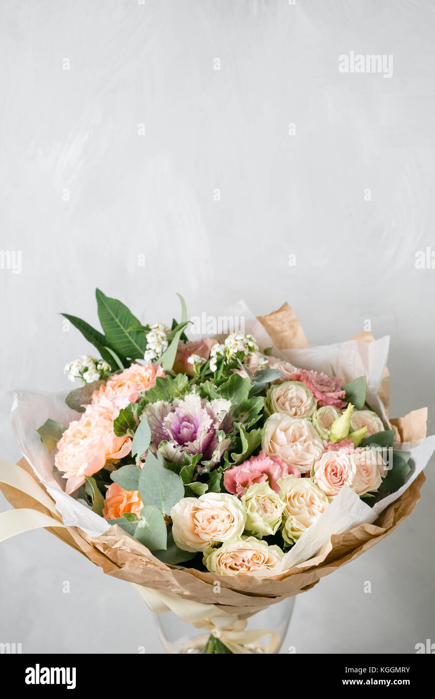 Beau bouquet de fleurs dans un vase sur la table en bois. copy space Banque D'Images