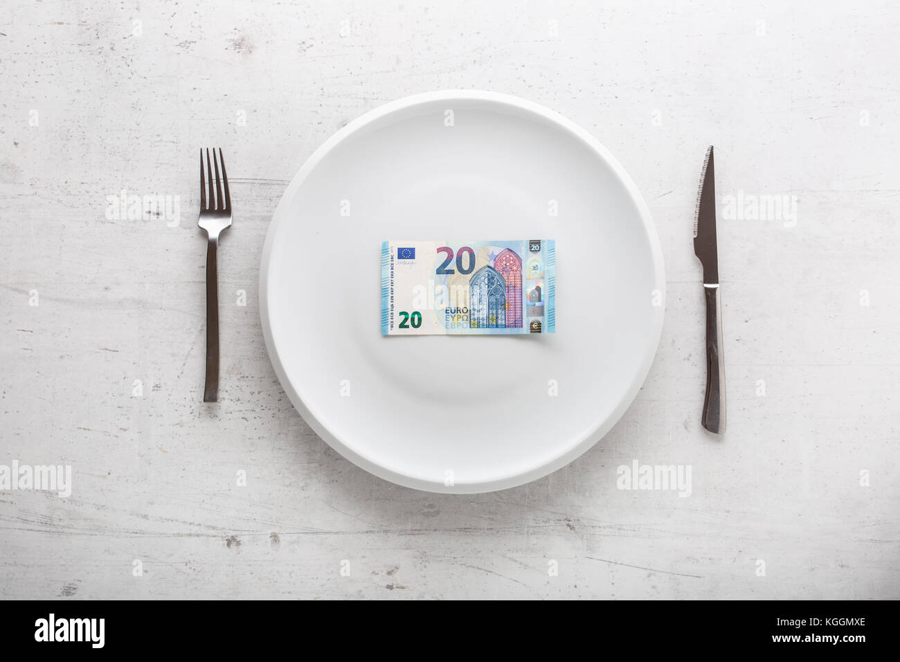 Haut de voir les billets sur plaque blanche avec fourchette et couteau. Banque D'Images