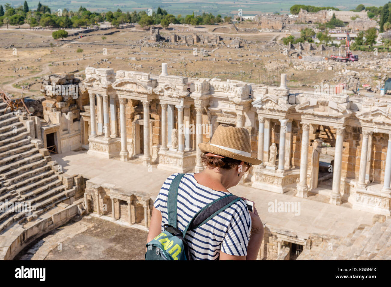 Les gens visiter les ruines du théâtre antique de l'ancienne ville grecque Hiérapolis, Pamukkale, Turquie.25 août 2017 Banque D'Images
