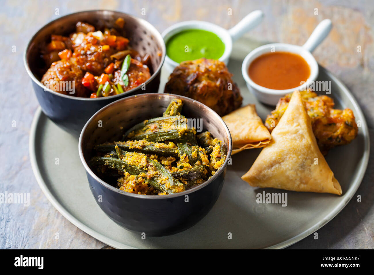 Sélection de plats indiens : samossas, oignon bhaji, boules de Manchourie et gombo Banque D'Images