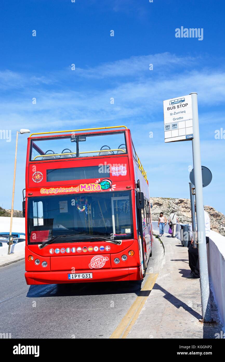 Ouvert rouge surmonté maltese tour bus à un arrêt d'autobus, grotte bleue, de Malte, de l'Europe. Banque D'Images