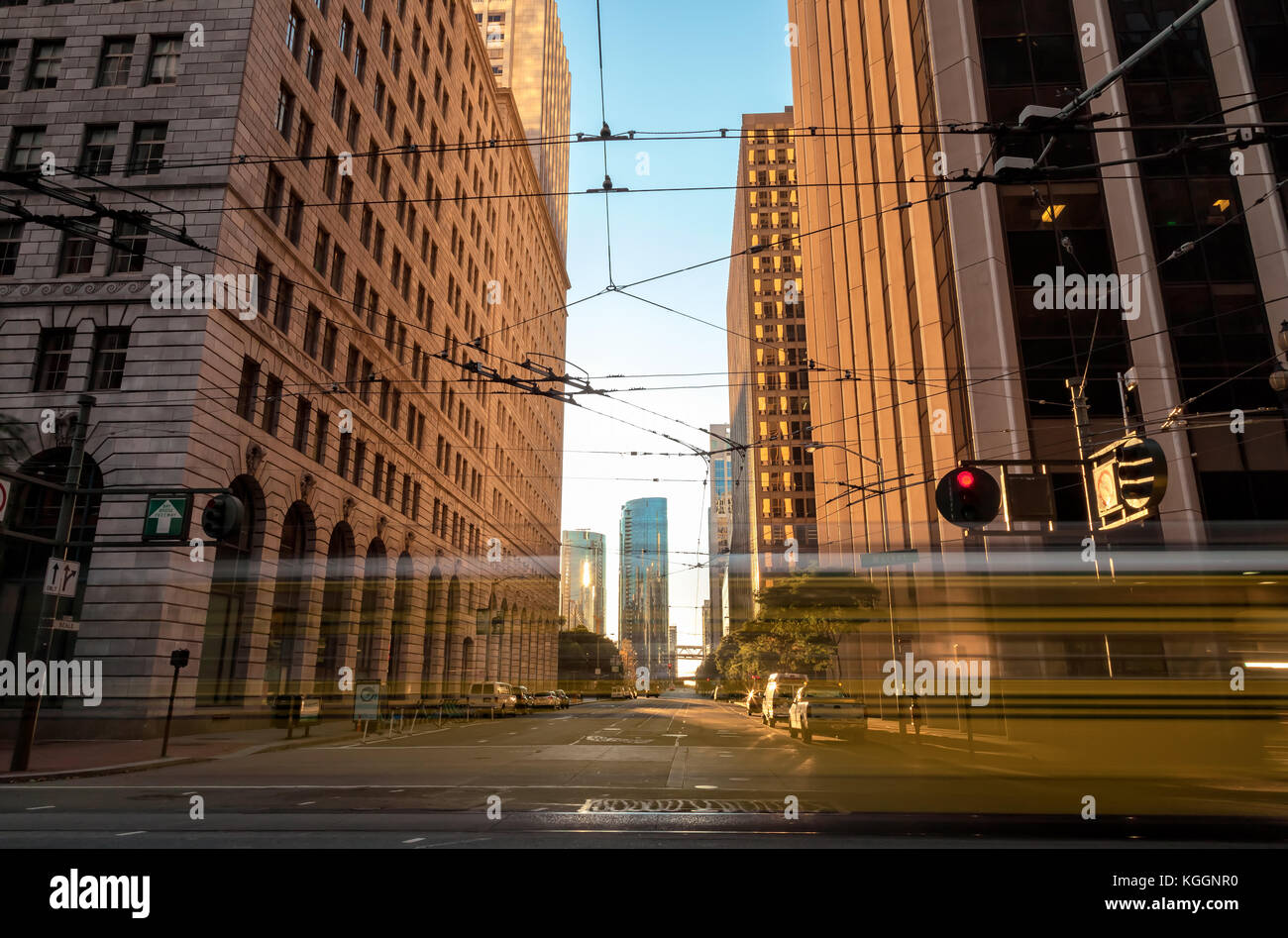 Une longue exposition d'un bus en mouvement rapide dans la rue de San Francisco, Californie le matin. Banque D'Images