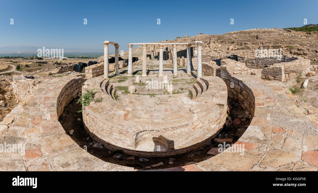 Haute résolution panoramique vue sur la tombe de st.philip et aghiasma sanctuaire (fontaine) dans l'ancienne ville grecque Hiérapolis, Pamukkale, Turquie. Banque D'Images