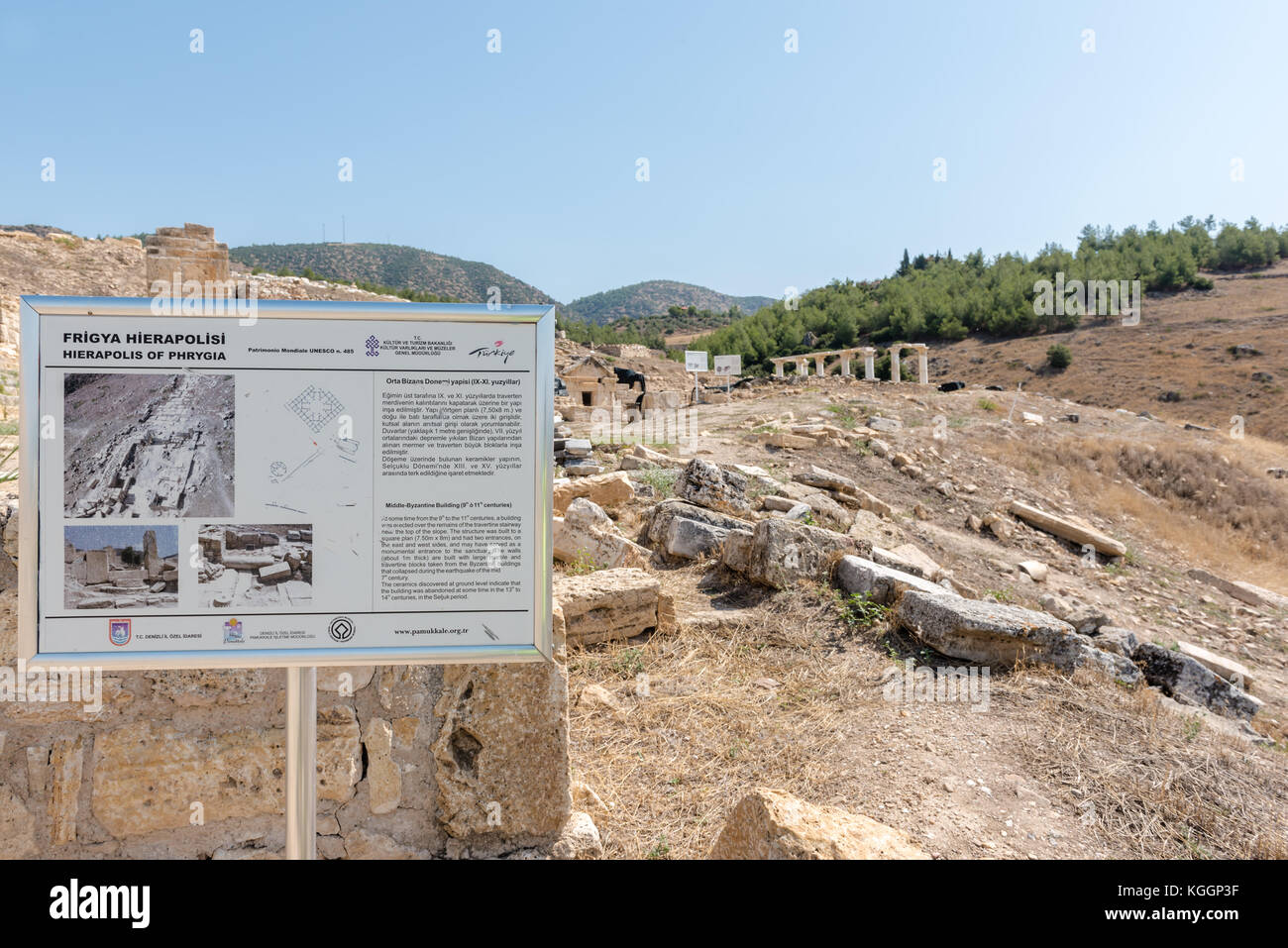 Inscrivez-vous sur la tombe de st.philip et aghiasma sanctuaire (fontaine) dans l'ancienne ville grecque Hiérapolis, Pamukkale, Turquie. Banque D'Images