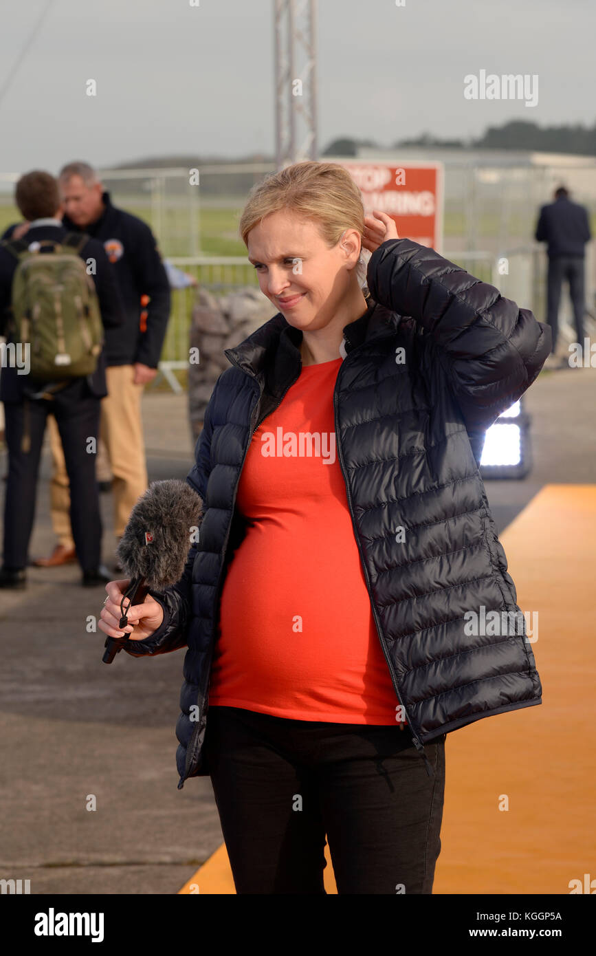 Les femmes enceintes tv reporter BLOODHOUND SSC Rapports sur les exécutions de tests à l'aéroport de Cornwall Banque D'Images