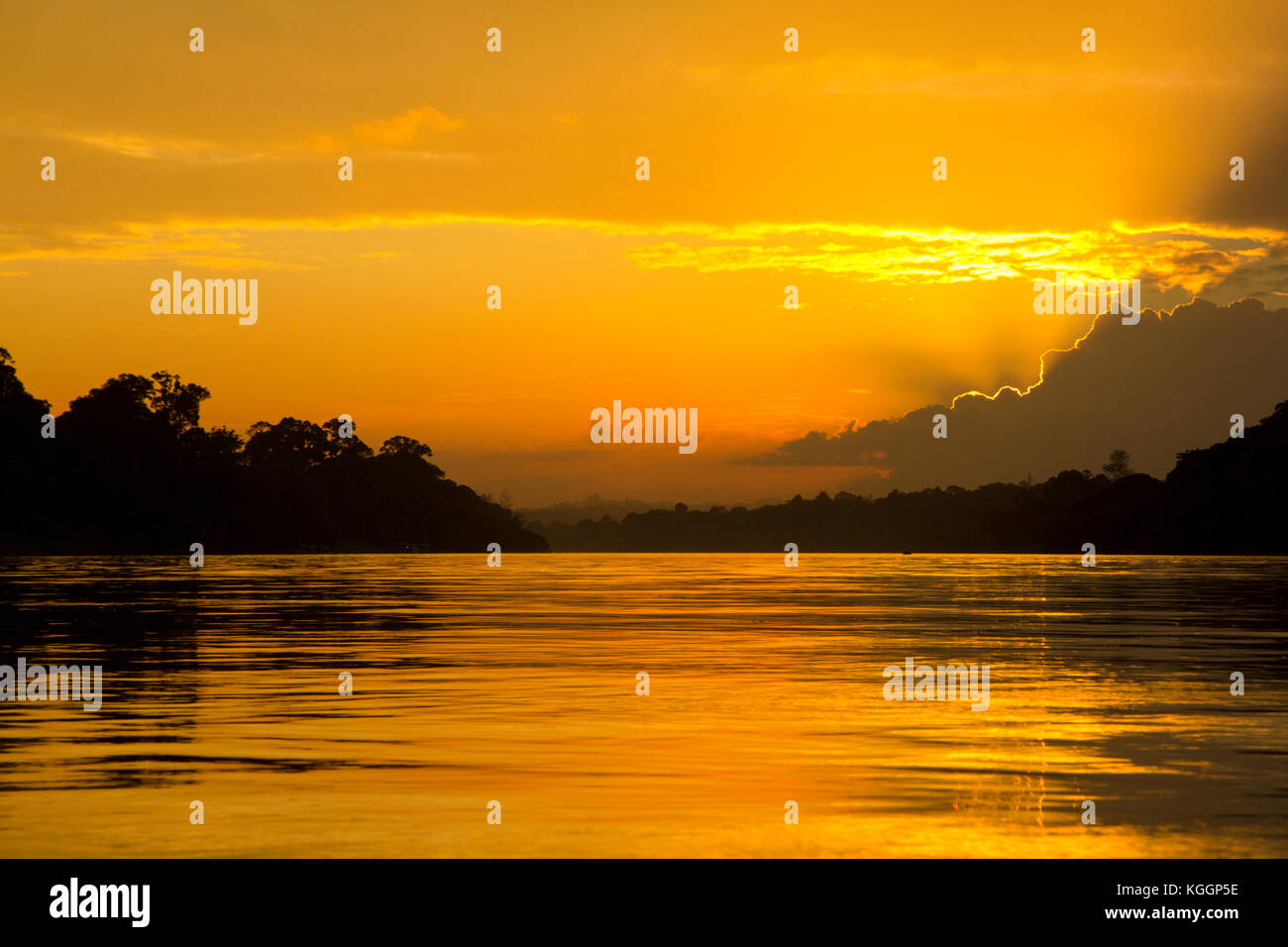 Coucher du soleil sur le fleuve rajang dans sarawak bornéo. à l'intérieur des terres. Banque D'Images