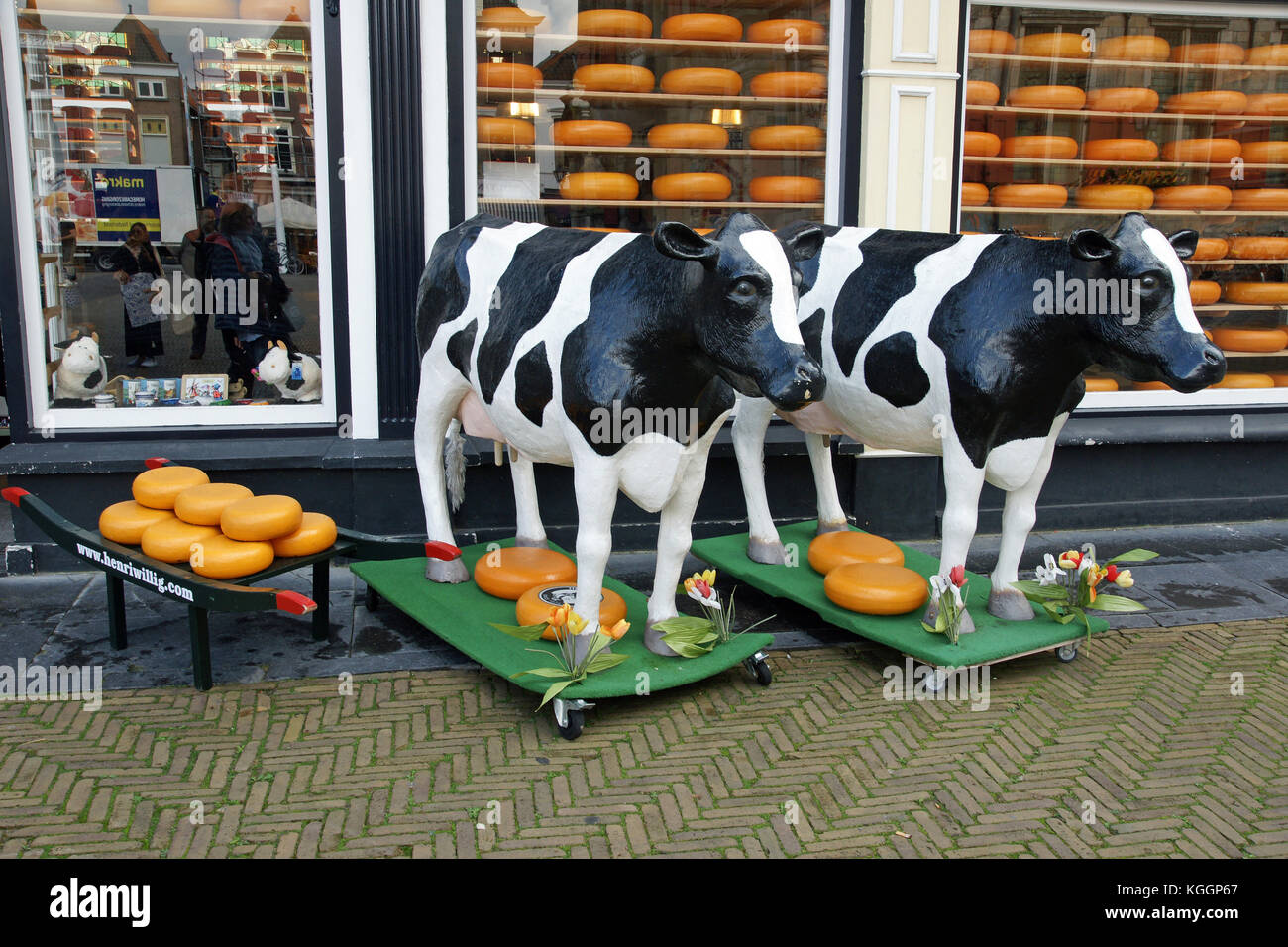 Les vaches en plâtre à l'extérieur une fromagerie à Delft, Pays-Bas Banque D'Images