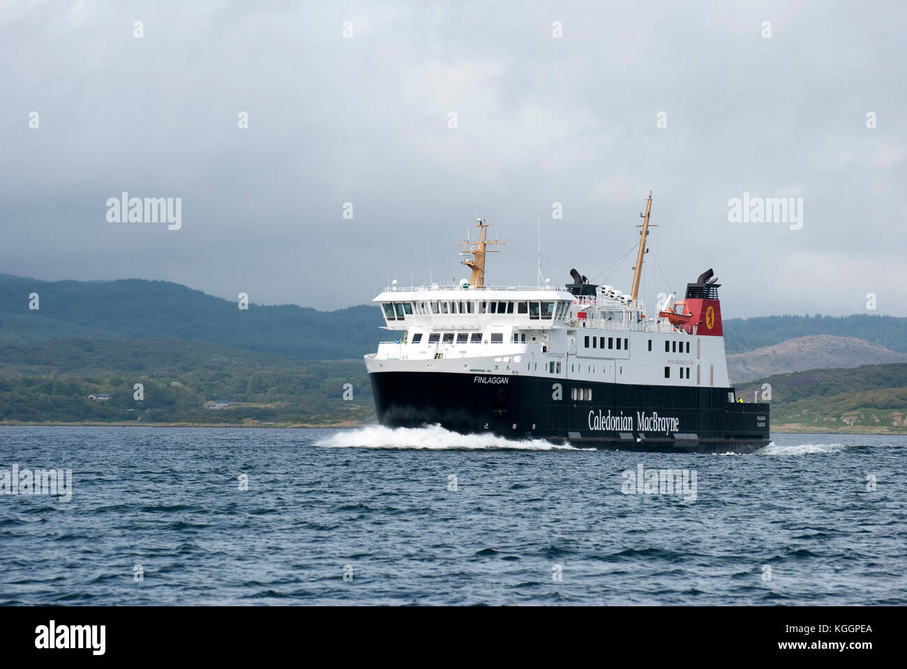 2011 M.V. Finlaggan Islay de son Ferry Ecosse avant bâbord vue latérale du Caledonian macbrayne rouge blanc noir ro-ro Calmac roll on roll off route throu Banque D'Images