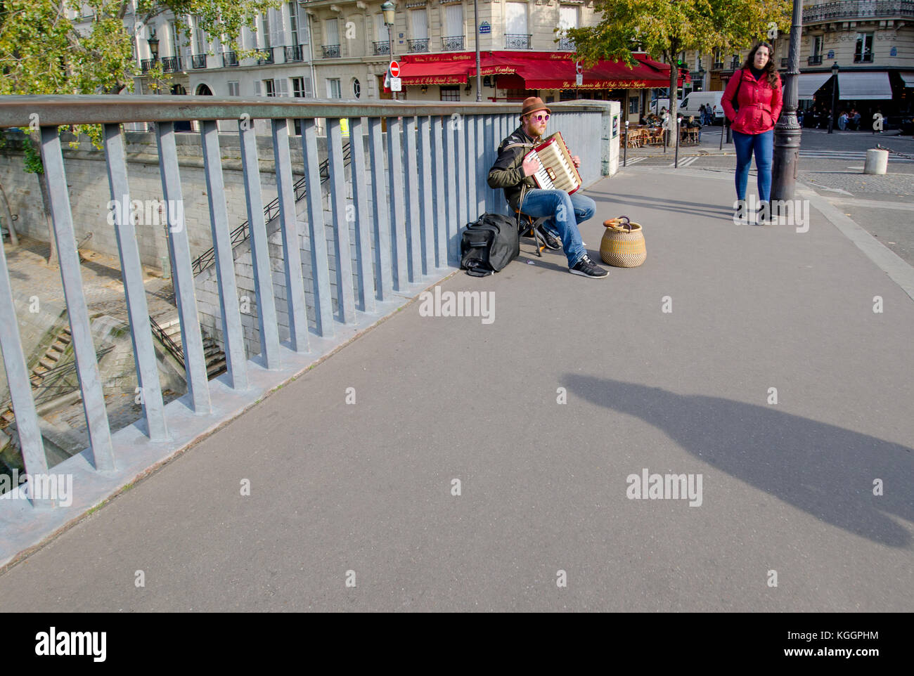 Paris, France. Pont Saint-Louis, joueur d'accordéon de la rue Banque D'Images