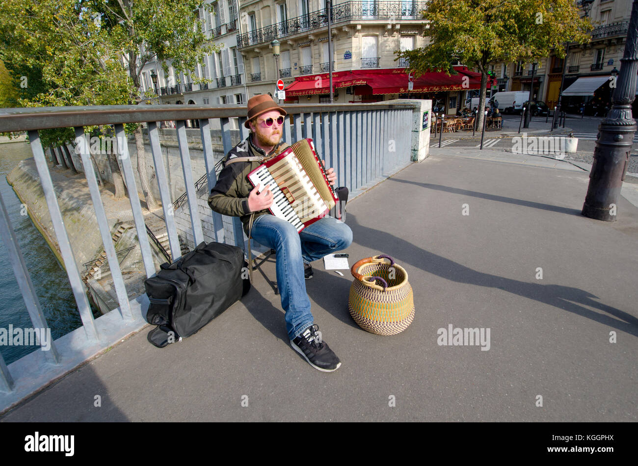 Paris, France. Pont Saint-Louis, joueur d'accordéon de la rue Banque D'Images