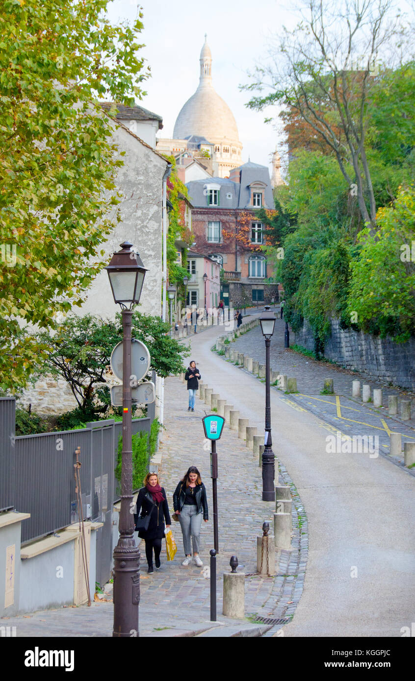 Paris, France. Montmartre - Sacré-cœur vu de la rue de l'Abreuvoir Banque D'Images