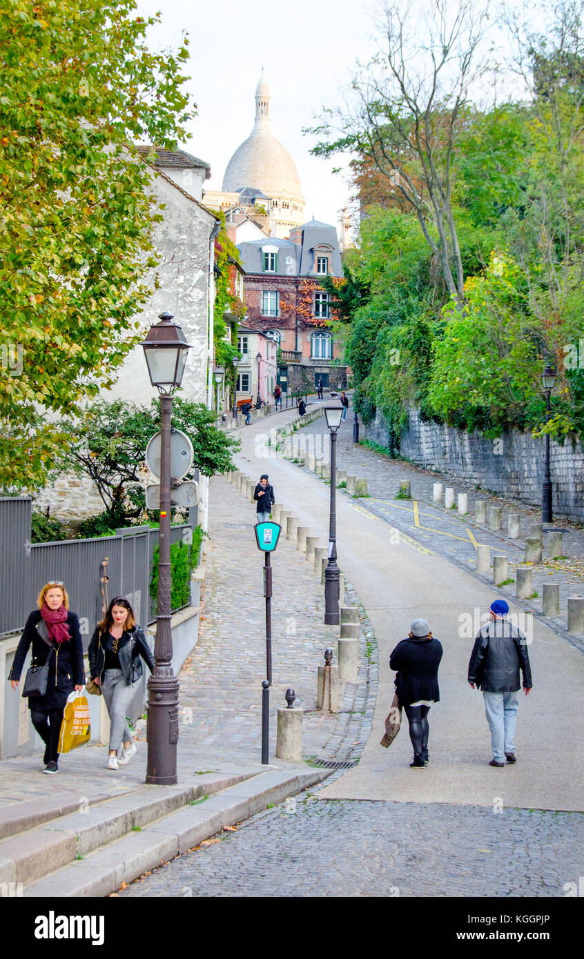 Paris, France. Montmartre - Sacré-cœur vu de la rue de l'Abreuvoir Banque D'Images