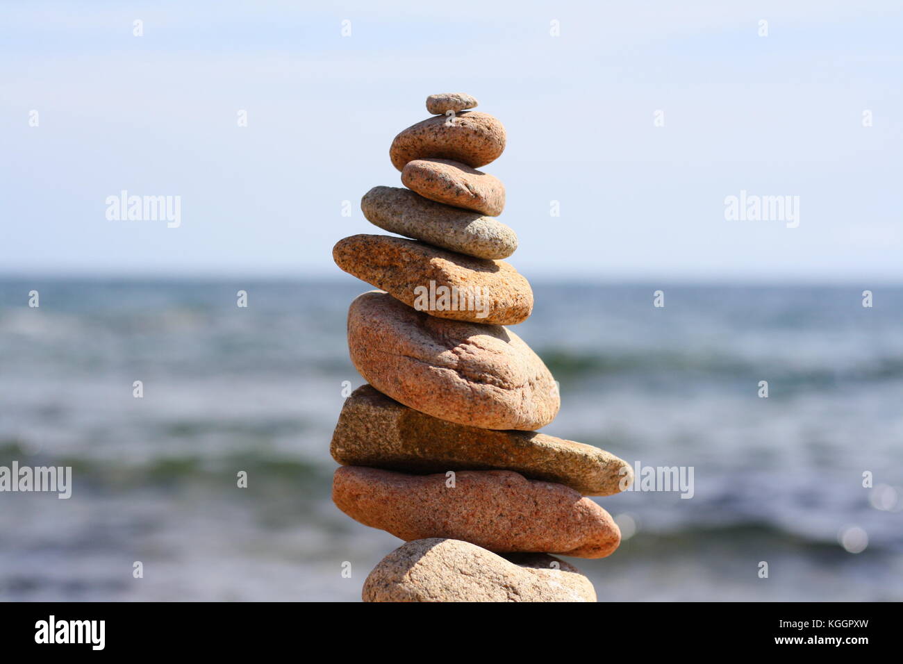 Pierres équilibré en harmonie, empilés sur des rochers sur la plage. Banque D'Images