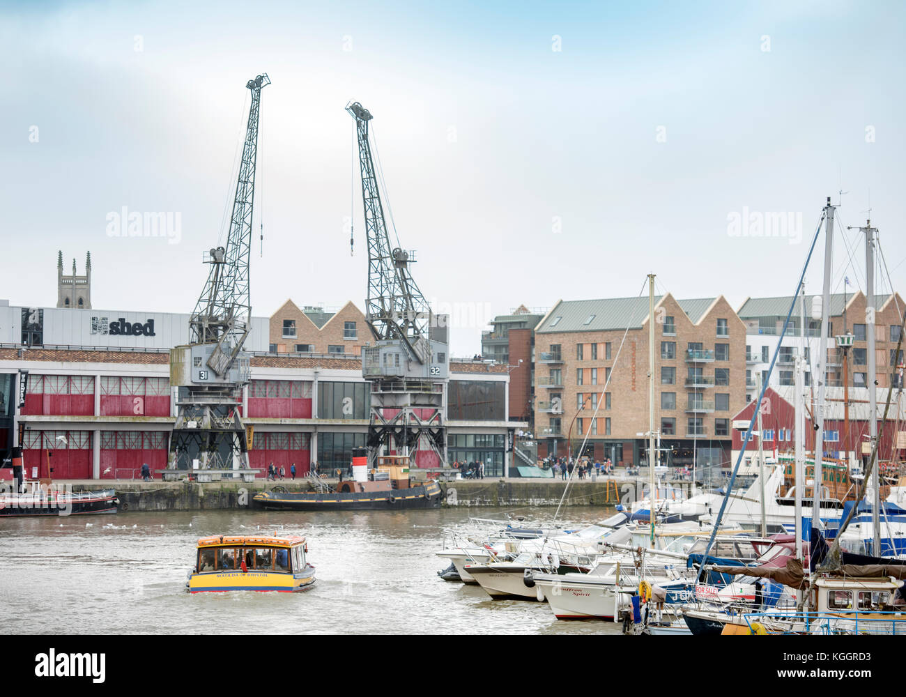 Un Bristol ferry quitte St Augustine's atteindre vers le hangar M dans le port de Bristol, Royaume-Uni Banque D'Images