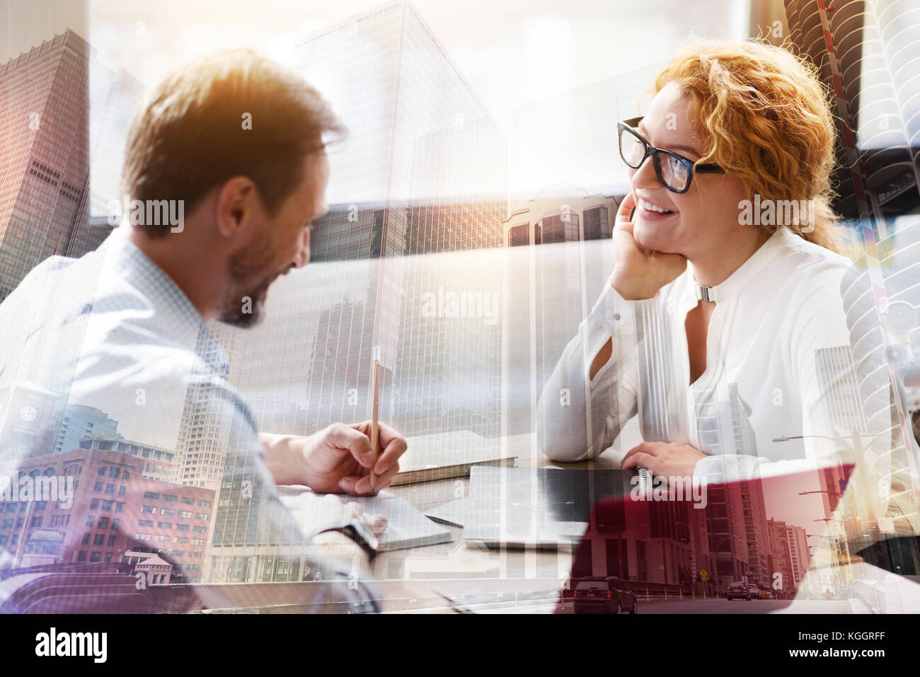 Deux collègues gais chit-chat pendant petite pause Banque D'Images