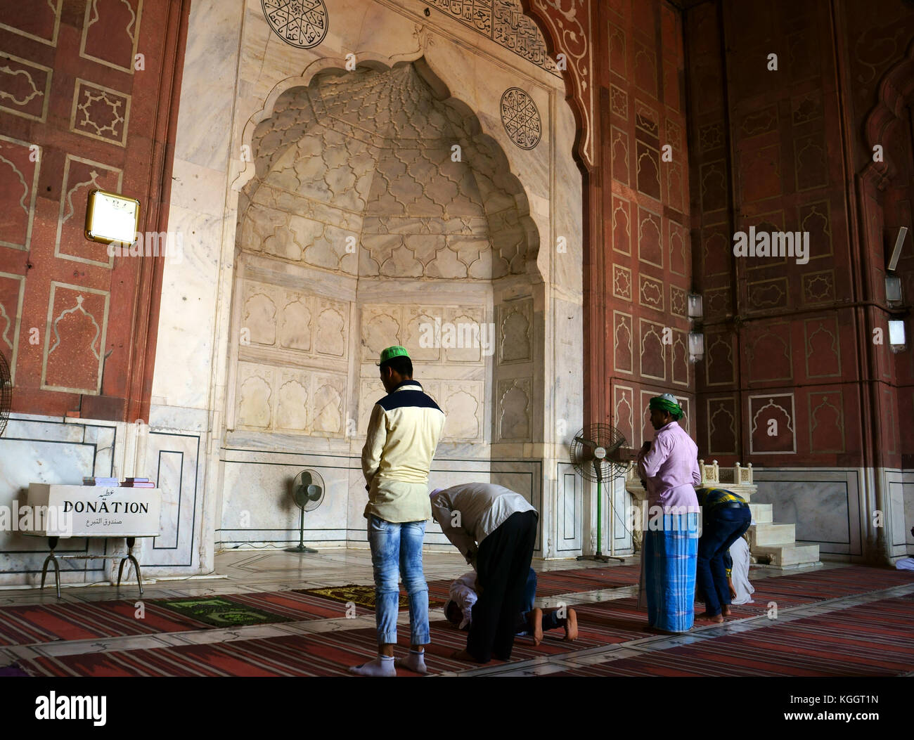 Les musulmans pendant la prière du vendredi dans la mosquée de Fatehpuri Masjid dans Old Delhi, Inde Banque D'Images