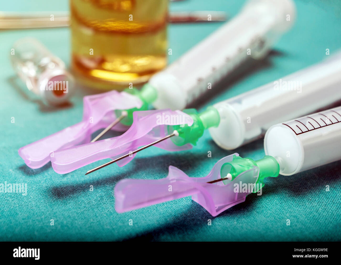 Plusieurs flacons et seringue en laboratoire, conceptual image Banque D'Images