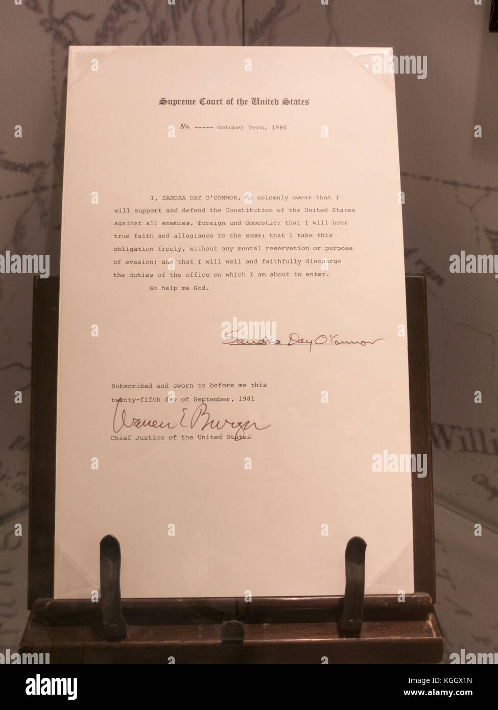La juge Sandra Day O'Connor dans son serment constitutionnel d'Office sur l'affichage dans le bâtiment de la Cour suprême, à Washington DC, United States. Banque D'Images
