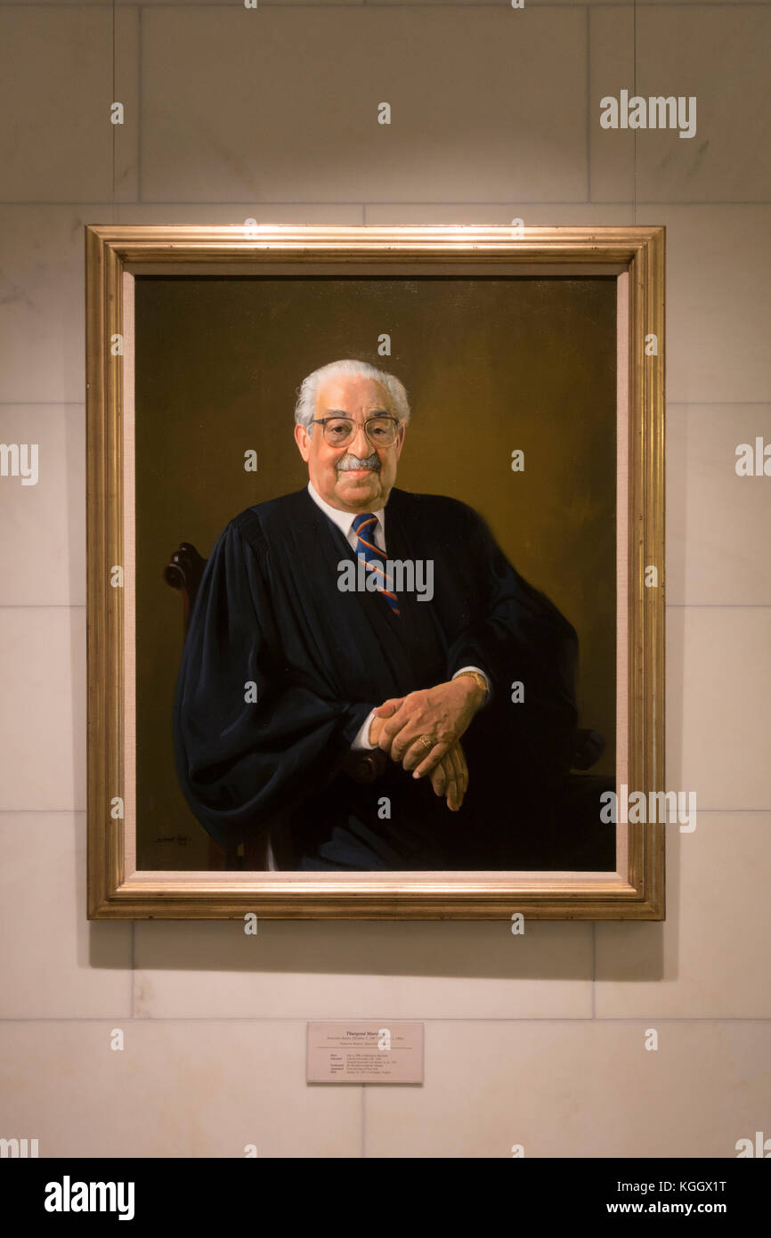 Portrait officiel d'associer la Justice Thurgood Marshall dans l'Édifice de la Cour suprême, à Washington DC, United States. Banque D'Images