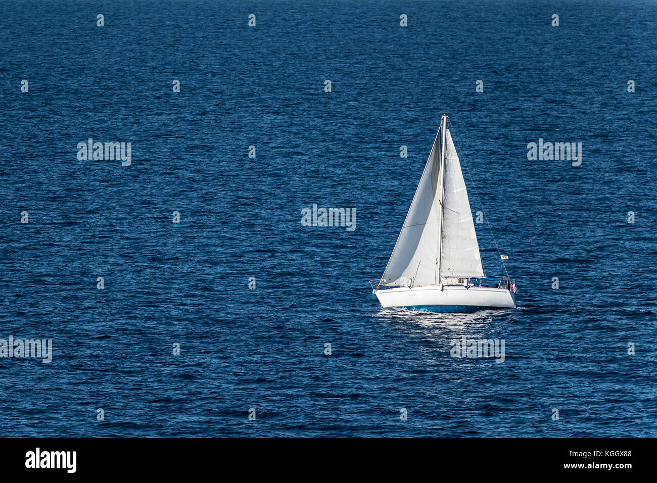 Petit voilier dans la mer Méditerranée, l'Italie. Banque D'Images
