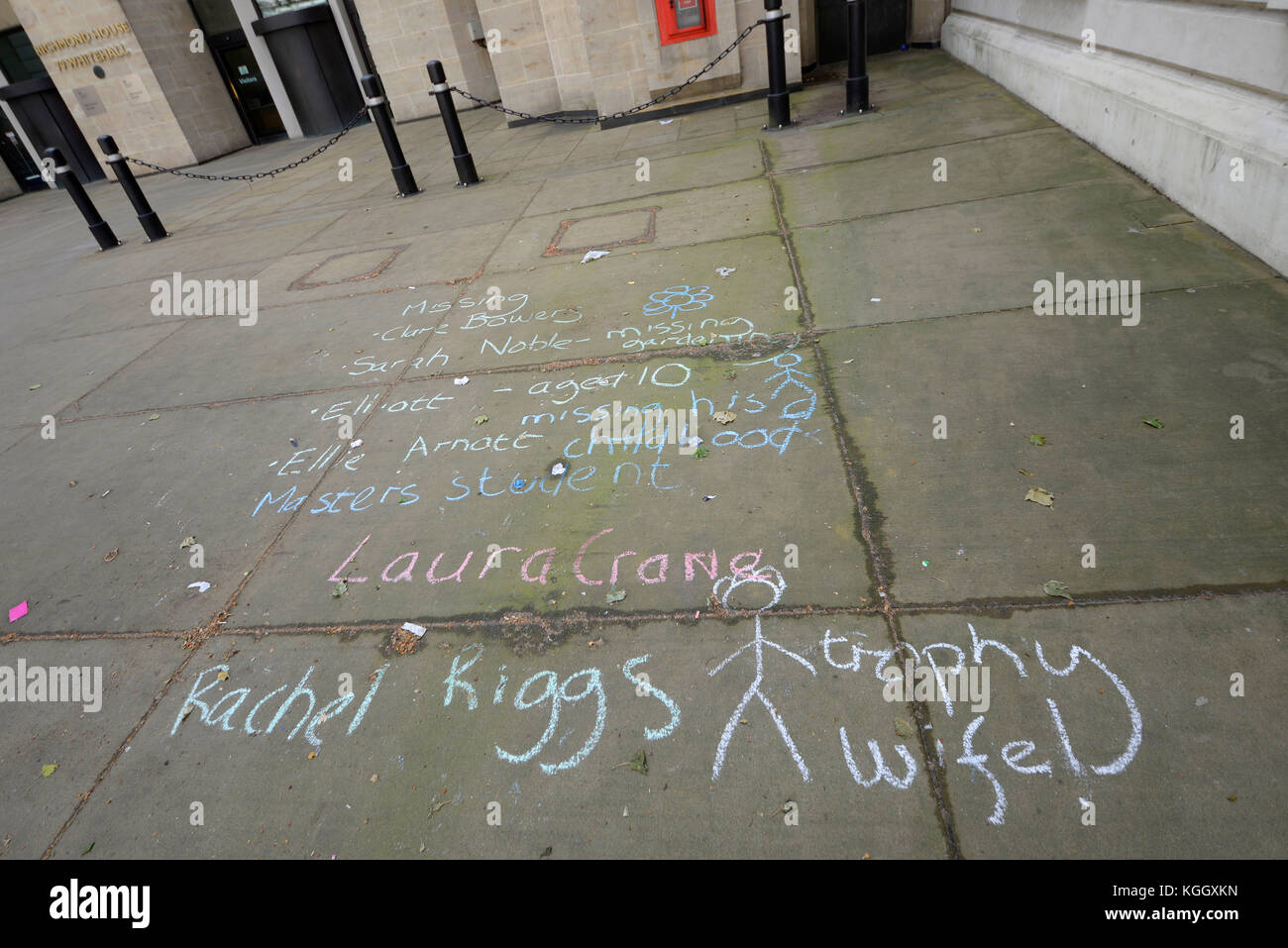 Craie sur le trottoir à l'extérieur de Richmond House, Whitehall, Londres. Réclamations de personnes disparues Banque D'Images