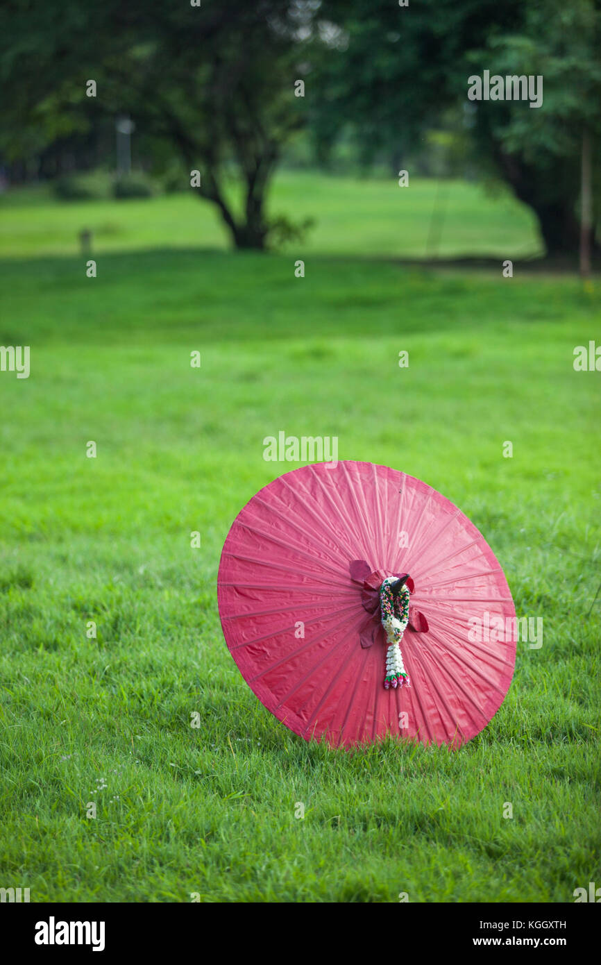 Parapluie de papier de mûrier rouge.fait de papier de mûrier utilisé dans le nord de la Thaïlande.on un pré est un arrière-sol Banque D'Images
