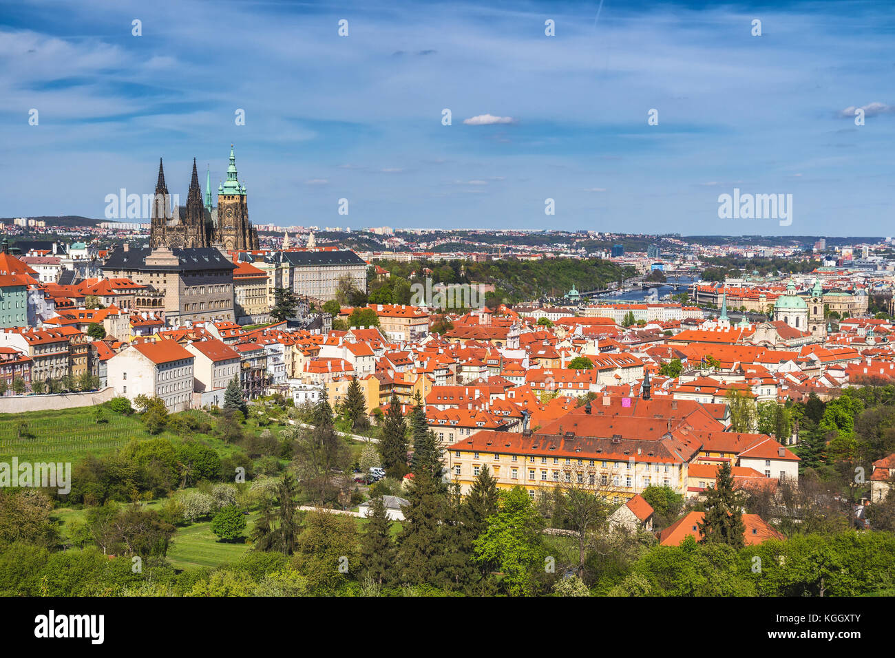 Serial vue sur le vieux toits de tuiles rouges de la ville Prague, République Tchèque, Europe. Belle journée avec ciel bleu avec des nuages dans la ville. Banque D'Images